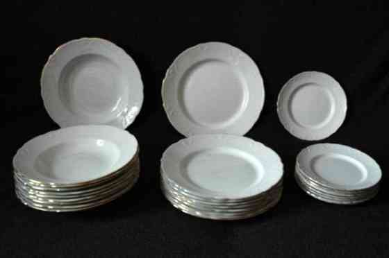 Arabia lautasia ja tarjoiluastioita yht 36 kpl Kuopio