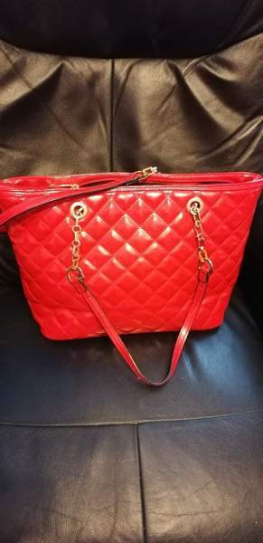 Punainen käsilaukku Tuusula - valokuva 1