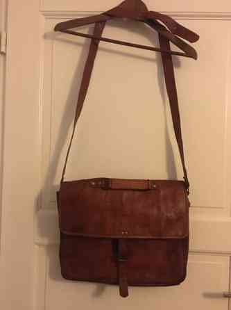 Läppärilaukku, kamelinnahkaa Helsinki