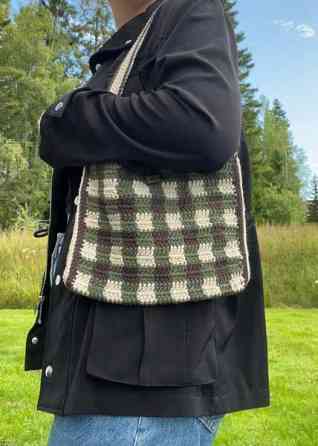 Virkattu olkalaukku Lempaeaelae