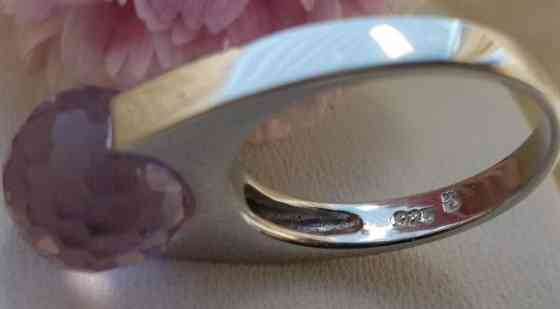 925 hopeinen sormus violetilla kirkkaalla pallolla. Koko 16,8 Лахти