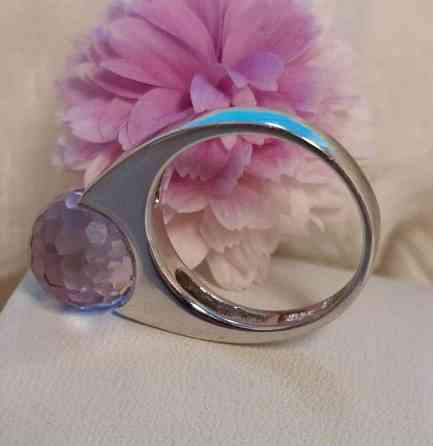 925 hopeinen sormus violetilla kirkkaalla pallolla. Koko 16,8 Лахти