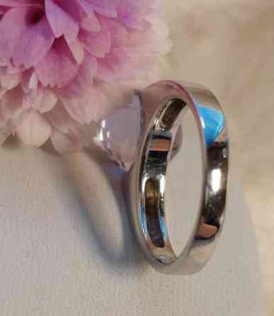 925 hopeinen sormus violetilla kirkkaalla pallolla. Koko 16,8 Лахти