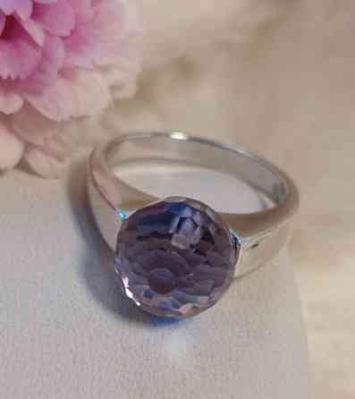 925 hopeinen sormus violetilla kirkkaalla pallolla. Koko 16,8 Лахти