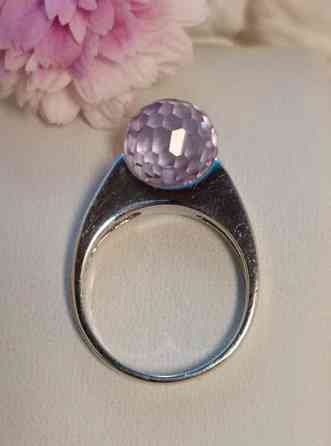 925 hopeinen sormus violetilla kirkkaalla pallolla. Koko 16,8 Лахти