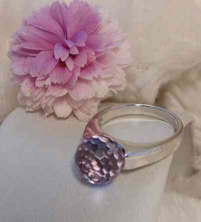 925 hopeinen sormus violetilla kirkkaalla pallolla. Koko 16,8 Лахти