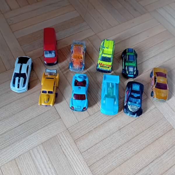 Pussillinen pikkuautoja Helsinki - valokuva 1