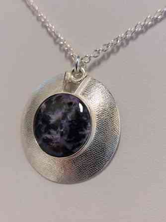 Hannu Äikäs 925 hopeinen kaulakoru violetin tummalla sävyisellä kivellä v. 1996 Лахти
