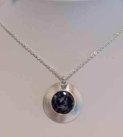 Hannu Äikäs 925 hopeinen kaulakoru violetin tummalla sävyisellä kivellä v. 1996 Лахти