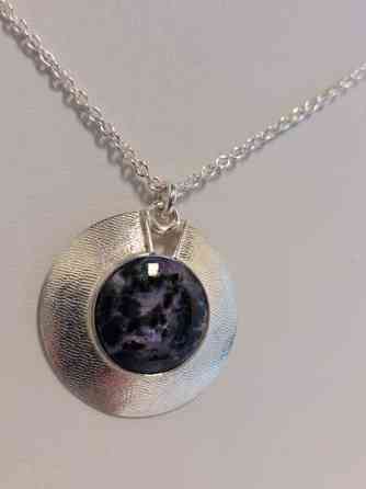 Hannu Äikäs 925 hopeinen kaulakoru violetin tummalla sävyisellä kivellä v. 1996 Лахти