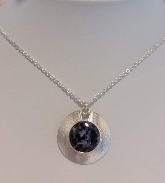 Hannu Äikäs 925 hopeinen kaulakoru violetin tummalla sävyisellä kivellä v. 1996 Лахти - изображение 5