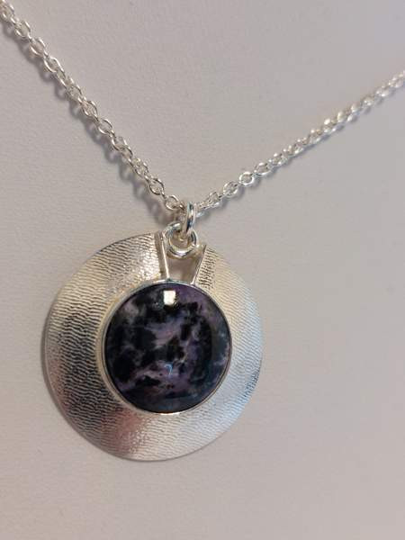 Hannu Äikäs 925 hopeinen kaulakoru violetin tummalla sävyisellä kivellä v. 1996 Лахти - изображение 4