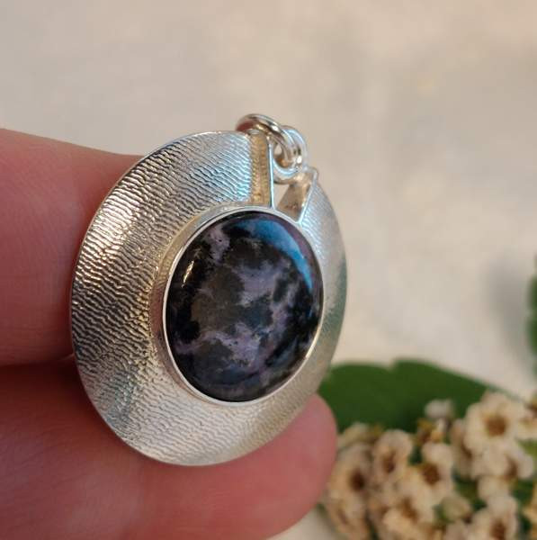 Hannu Äikäs 925 hopeinen kaulakoru violetin tummalla sävyisellä kivellä v. 1996 Лахти - изображение 3