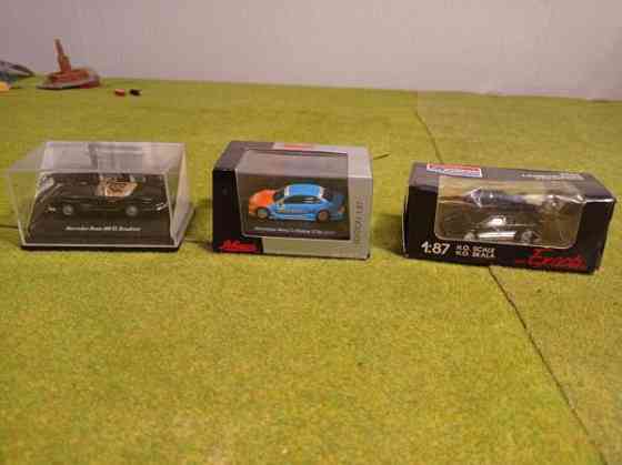 3 ripeää autoa boksissaan (H0) Тампере