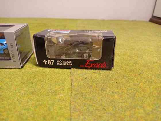 3 ripeää autoa boksissaan (H0) Тампере