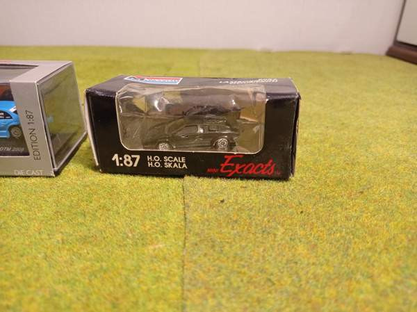 3 ripeää autoa boksissaan (H0) Tampere - valokuva 6