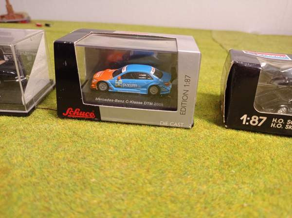 3 ripeää autoa boksissaan (H0) Tampere - valokuva 5