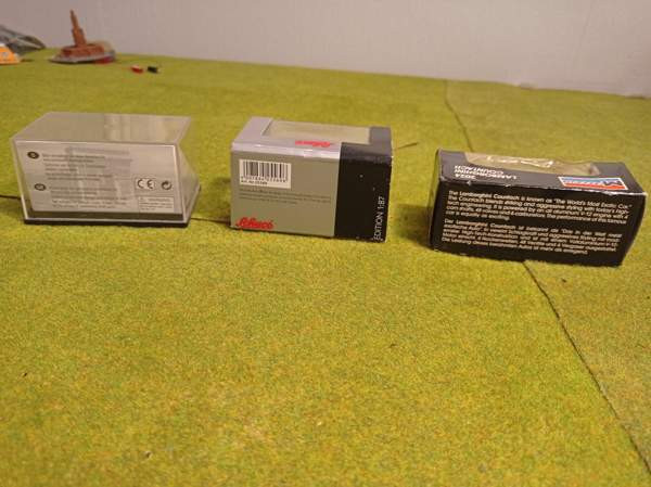 3 ripeää autoa boksissaan (H0) Tampere - valokuva 7