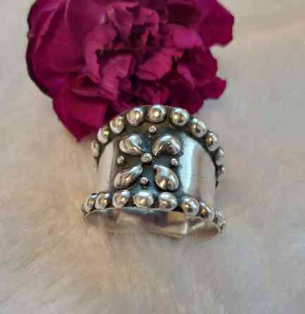 830 hopeinen muhkea sormus. Koko 20. Лахти