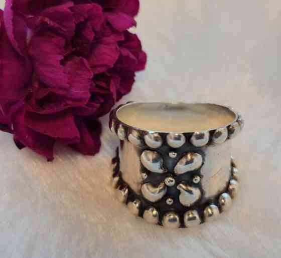 830 hopeinen muhkea sormus. Koko 20. Лахти