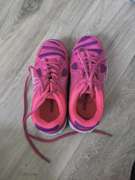 Tyttöjen lenkkarit Helsinki - valokuva 1