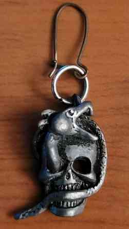 Metallinen lohikäärme-pääkallokorvis Helsinki