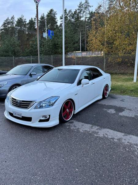 Toyota Crown Lohja - valokuva 1