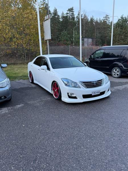 Toyota Crown Lohja - valokuva 3
