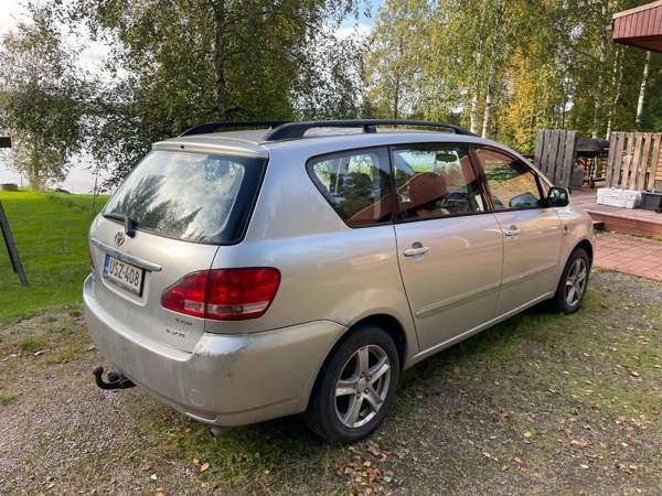 Toyota Avensis Verso Рованиеми - изображение 3