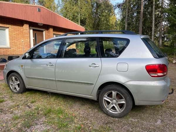 Toyota Avensis Verso Рованиеми - изображение 4