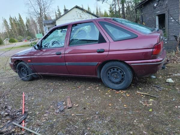 Ford Escort Lodeynoye Pole - valokuva 1